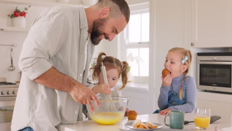 Desayuno,-Huevos-Y-Padre-Con-Hijos-Cocinando