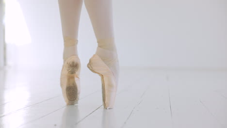Entrenamiento-De-Pies,-Ballet-Y-Bailarina-En-Estudio