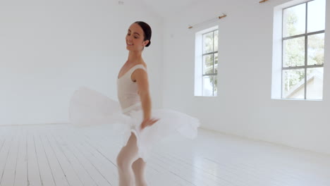Ballettfrau-Dreht-Tanz-Im-Studio-Für-Kreative