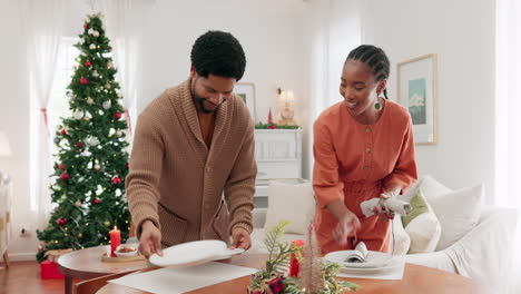 Paar,-Weihnachten-Und-Tisch-Beim-Eindecken-Des-Tellers