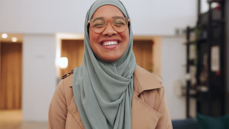 Feliz,-Mujer-Musulmana-Y-Retrato-Sonríen-Con-éxito