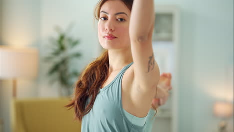 Fitness,-Yoga-O-Mujer-Estirándose-En-La-Vida-De-La-Casa