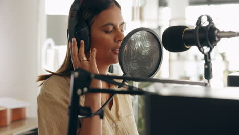 Brasilien,-Sängerin-Oder-Frau-Mit-Mikrofon-Im-Studio