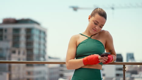 Fitness,-Teléfono-Y-Mujer-Al-Aire-Libre-Para-Kickboxing