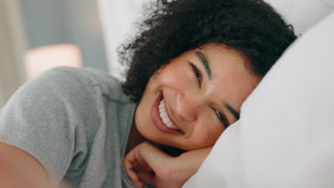 Schwarze-Frau,-Bett-Und-Lächeln-Selfie
