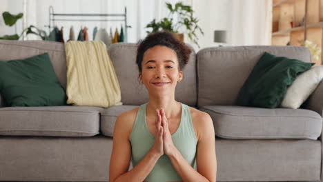 Cara,-Yoga-Y-Manos-De-Oración-Con-Mujer-En-Casa