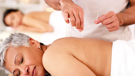 Massage,-Spa-Und-Akupunktur-Mit-Einer-Reifen-Frau