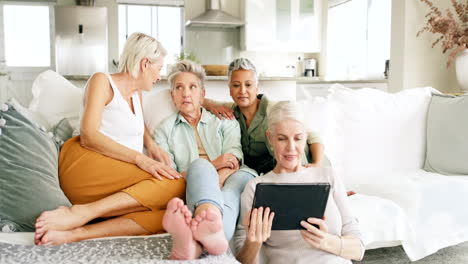 Ältere-Frauen-Mit-Tablet-Für-Videoanruf