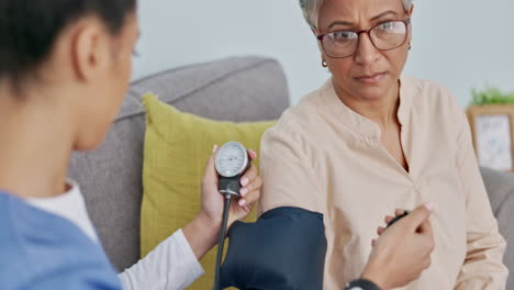 Krankenschwester,-älterer-Patient-Und-Blutdruckkontrolle