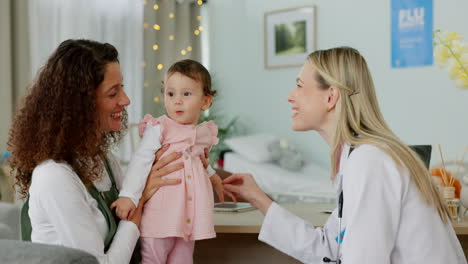 Pediatra-Consultando-Con-La-Madre