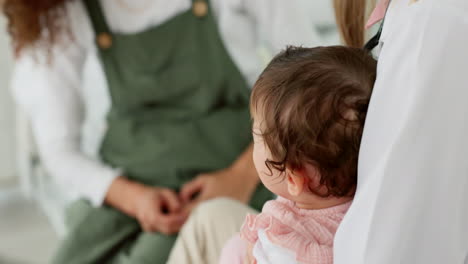 Baby,-Weinend-Und-Verängstigt-Beim-Arzt-Wegen-Gesundheitsfürsorge