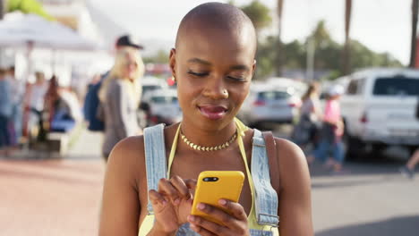 Black-woman,-phone-and-communication-on-city