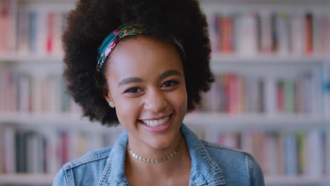 Feliz,-Mujer-Negra-Y-Cara-En-La-Biblioteca-Para-Estudiar
