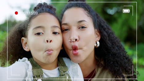 Selfie,-Video-Y-Madre-Con-Hijo-En-El-Parque-Haciendo