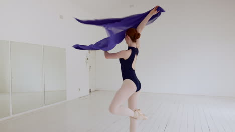 Ballet,-Estudio-Y-Mujer-Bailan-Con-Tela