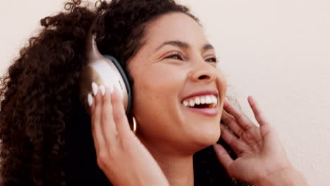 Music-headphones,-streaming-radio