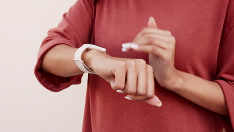 Black-woman-hands,-smartwatch