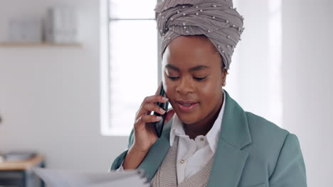 Mujer-Africana,-Llamada-Telefónica-Y-Oficina-Con-Informe