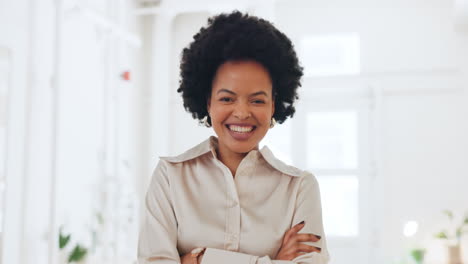 Büro,-Lächeln-Und-Schwarze-Frau,-Die-Mit-Dem-Startup-Zufrieden-Ist
