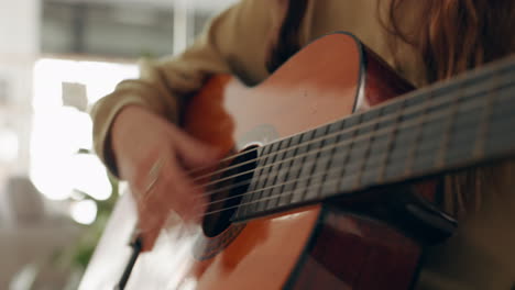 Gitarre,-Musik-Und-Hände-Mit-Einer-Spielenden-Frau