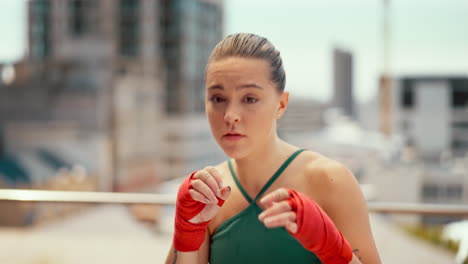 Retrato-De-Boxeo,-Deportes-Y-Mujer-En-La-Ciudad