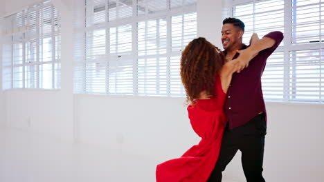 Couple,-salsa-and-dance-training-in-studio