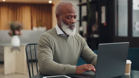 Senior,-Hombre-Negro-Y-Escribiendo-En-La-Computadora-Portátil-En-El-Café