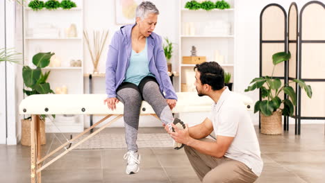 Sportverletzung,-Physiotherapie-Und-ältere-Frau
