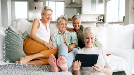 Tablet,-Sofa-Und-ältere-Freundinnen-Online-Ansehen