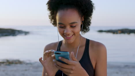 Mujer-Negra,-Smartphone-Y-Escuchando-Música