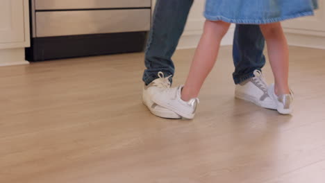 Glücklich,-Tanzen-Und-Schuhe-Mit-Vater