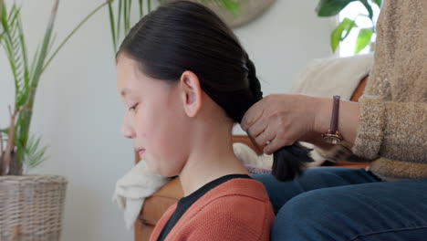 Asiatin,-Mutter-Und-Hände-Binden-Die-Haare-Eines-Jugendlichen