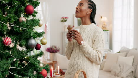 Schwarze-Frau,-Kaffee-Und-Weihnachten-Mit-Lächeln