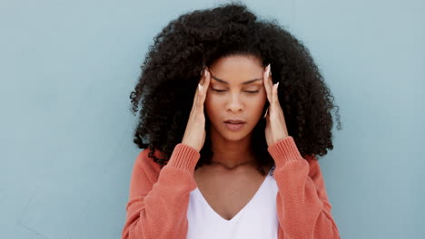 Schwarze-Frau-Mit-Kopfschmerzen,-Stress