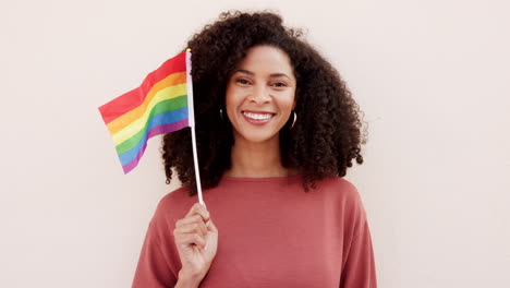 LGBT,-Regenbogen-Und-Schwarze-Frau-Mit-Einer-Flagge