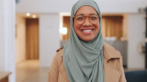 Feliz,-Sonriente-Y-Musulmana-Con-Una-Mujer-De-Negocios