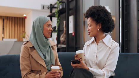 Pausa-Para-El-Café,-Mujer-Musulmana-Y-Negra-En-El-Cargo
