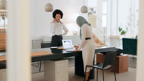 Startup-Unternehmen-Hijab-Und-Schwarze-Frau-Im-Büro