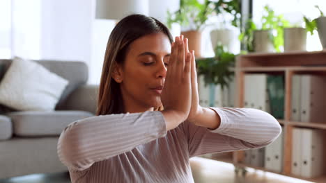 Yoga,-Meditación-Y-Mujer-De-Negocios-En-La-Oficina