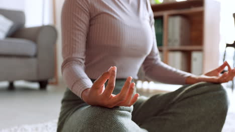 Mujer-De-Meditación,-Calma-Y-Yoga-En-La-Sala-De-Estar