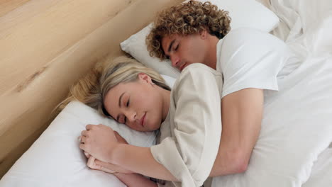 Couple-sleeping-together-in-bed-with-love