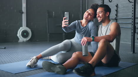Fitnessstudio,-Selfie-Und-Aktives-Paar,-Das-Eine-Pause-Macht