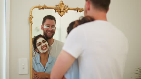 Pärchenumarmung,-Gesichtsmaske-Und-Hautpflege-Im-Badezimmer