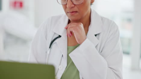 Mature-woman,-doctor-and-laptop