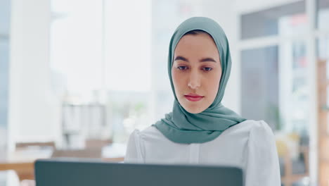 Mujer-Islámica,-Computadora-Portátil-Y-Enfoque-Trabajando-En-La-Oficina