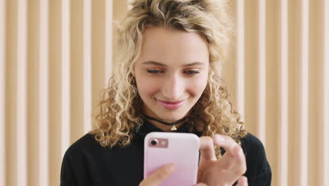 Glücklich,-Gen-Z-Und-Telefon-Soziale-Medien-Von-Mädchen-In-Neu