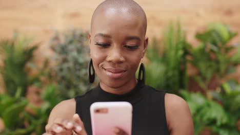 Schwarze-Frau,-Smartphone-Und-Tippen-Für-Soziale-Netzwerke