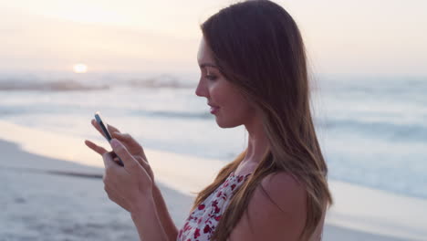 Mujer,-Viaje-Y-Playa-Con-Smartphone