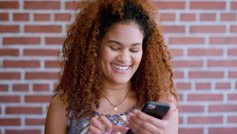 Teléfono,-Redes-Sociales-Y-Sonrisa-Con-Un-Estudiante-Negro
