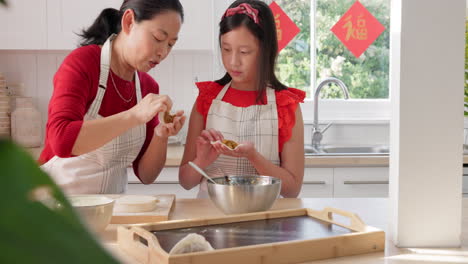 Kochen,-Küche-Und-Glückliche-Mutter,-Die-Kindern-Spaß-Beibringt